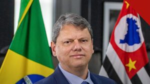 Tarcísio diz que caminho é respeitar o resultado das urnas, e a imagem mostra o governador de São Paulo, Tarcísio de Freitas, em retrato oficial entre as bandeiras do Brasil e de São Paulo