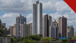Rogério Mateucci morre no Arizona: vista dos prédios de Curitiba, cidade sede da Pontifícia Universidade Católica do Paraná