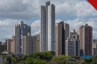 Rogério Mateucci morre no Arizona: vista dos prédios de Curitiba, cidade sede da Pontifícia Universidade Católica do Paraná