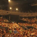 Hillsong Worship lança 3 músicas do álbum Holy Is the Name em novo projeto ao vivo, e a imagem mostra a congregação reunida em auditório da Hillsong durante encontro do ministério, em foto de arquivo