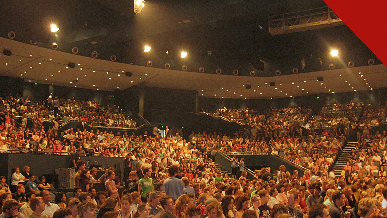 Hillsong Worship lança 3 músicas do álbum Holy Is the Name em novo projeto ao vivo, e a imagem mostra a congregação reunida em auditório da Hillsong durante encontro do ministério, em foto de arquivo