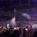 BTS faz primeiro show no Brasil desde 2019, e a imagem mostra o grupo sul-coreano em apresentação no Estádio de Wembley, em Londres, em foto de arquivo