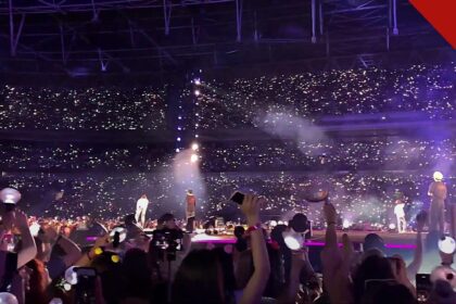 BTS faz primeiro show no Brasil desde 2019, e a imagem mostra o grupo sul-coreano em apresentação no Estádio de Wembley, em Londres, em foto de arquivo