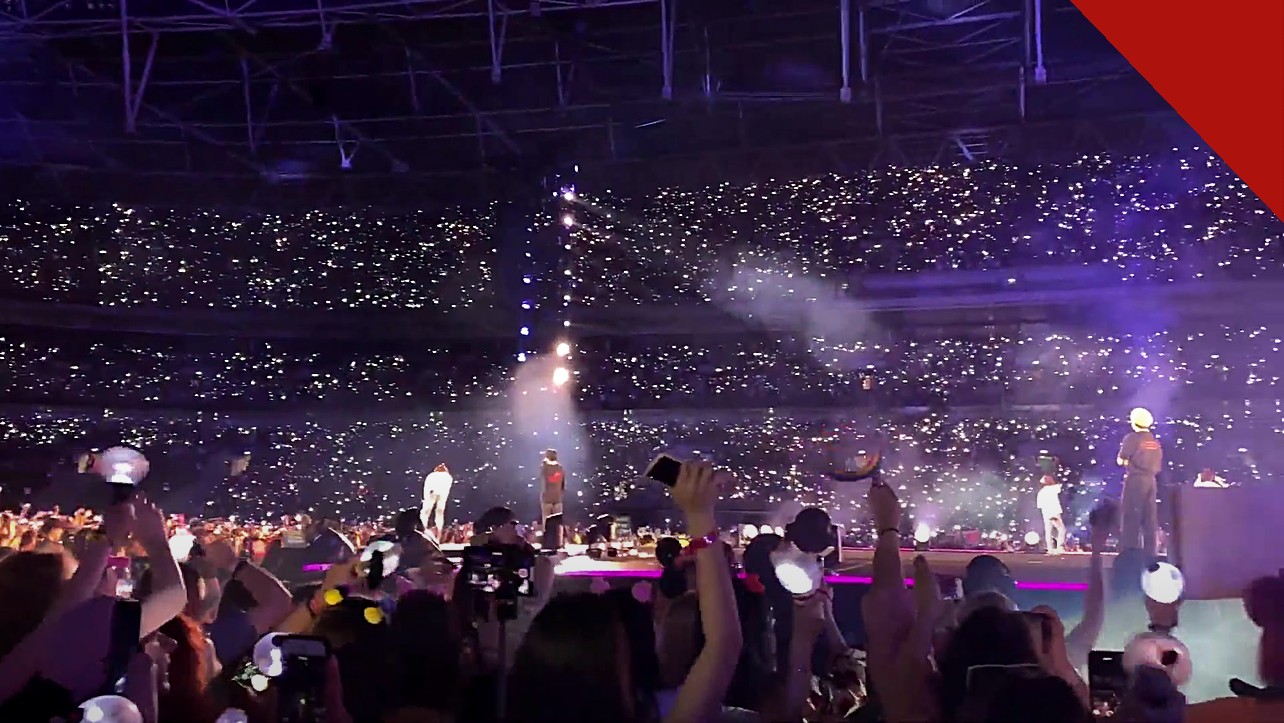 BTS faz primeiro show no Brasil desde 2019, e a imagem mostra o grupo sul-coreano em apresentação no Estádio de Wembley, em Londres, em foto de arquivo