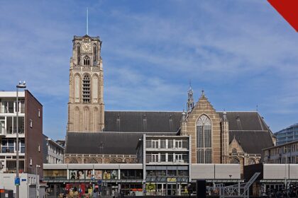 cristãos protestam contra festa de Halloween em igreja na Holanda, e a imagem mostra a Sint-Laurenskerk, igreja protestante histórica de Roterdã inaugurada em 1525