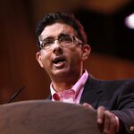 arqueologia bíblica desafia céticos a reconsiderar a Bíblia, e a imagem mostra o autor e cineasta Dinesh D'Souza, que lança o livro The Stones Cry Out sobre arqueologia bíblica