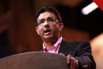 arqueologia bíblica desafia céticos a reconsiderar a Bíblia, e a imagem mostra o autor e cineasta Dinesh D'Souza, que lança o livro The Stones Cry Out sobre arqueologia bíblica