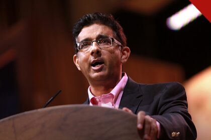 arqueologia bíblica desafia céticos a reconsiderar a Bíblia, e a imagem mostra o autor e cineasta Dinesh D'Souza, que lança o livro The Stones Cry Out sobre arqueologia bíblica