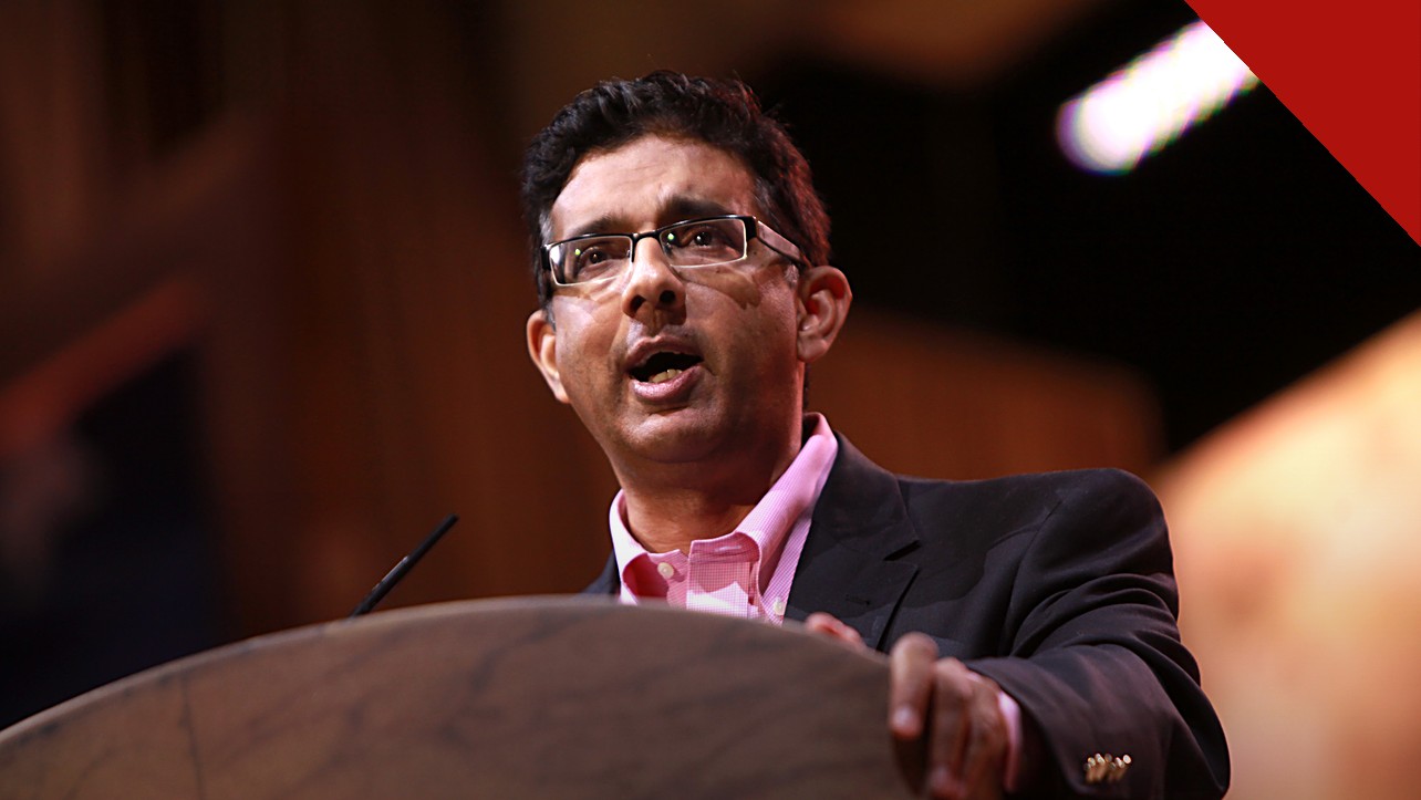 arqueologia bíblica desafia céticos a reconsiderar a Bíblia, e a imagem mostra o autor e cineasta Dinesh D'Souza, que lança o livro The Stones Cry Out sobre arqueologia bíblica