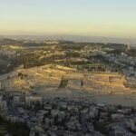Ódio anticristão aumenta em Jerusalém: vista aérea da cidade ao entardecer a partir do Monte das Oliveiras, com cemitério e bairros ao redor