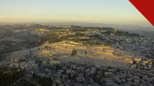 Ódio anticristão aumenta em Jerusalém: vista aérea da cidade ao entardecer a partir do Monte das Oliveiras, com cemitério e bairros ao redor