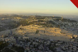 Ódio anticristão aumenta em Jerusalém: vista aérea da cidade ao entardecer a partir do Monte das Oliveiras, com cemitério e bairros ao redor