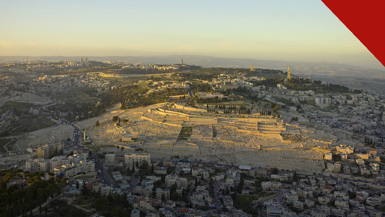 Ódio anticristão aumenta em Jerusalém: vista aérea da cidade ao entardecer a partir do Monte das Oliveiras, com cemitério e bairros ao redor