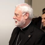 acordo entre China e Vaticano tem imperfeições, e a imagem mostra o arcebispo Paul Gallagher, secretário da Santa Sé para as Relações com os Estados, em encontro oficial, em foto de arquivo