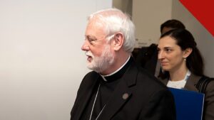 acordo entre China e Vaticano tem imperfeições, e a imagem mostra o arcebispo Paul Gallagher, secretário da Santa Sé para as Relações com os Estados, em encontro oficial, em foto de arquivo