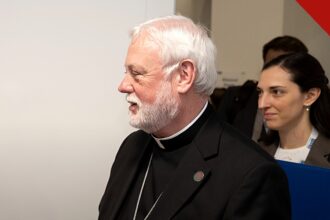 acordo entre China e Vaticano tem imperfeições, e a imagem mostra o arcebispo Paul Gallagher, secretário da Santa Sé para as Relações com os Estados, em encontro oficial, em foto de arquivo