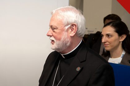 acordo entre China e Vaticano tem imperfeições, e a imagem mostra o arcebispo Paul Gallagher, secretário da Santa Sé para as Relações com os Estados, em encontro oficial, em foto de arquivo