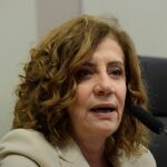 Miriam Leitão passa mal ao vivo na GloboNews, e a imagem mostra a jornalista Miriam Leitão em audiência pública, em foto de arquivo