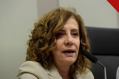 Miriam Leitão passa mal ao vivo na GloboNews, e a imagem mostra a jornalista Miriam Leitão em audiência pública, em foto de arquivo