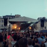 Luan Pereira e Victória Miranda anunciam gravidez, e a imagem mostra um palco de show ao ar livre com multidão, em imagem temática de arquivo sobre a gravação do DVD em que o anúncio foi feito