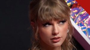 decoração do casamento de Taylor Swift foi incinerada, e a imagem mostra a cantora Taylor Swift em tapete vermelho, em foto de arquivo