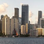 filho de pastor cubano é detido pelo ICE, e a imagem mostra o panorama de Miami, na Flórida, cidade onde a família do jovem vive e onde ele foi detido