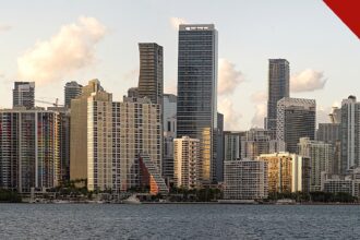 filho de pastor cubano é detido pelo ICE, e a imagem mostra o panorama de Miami, na Flórida, cidade onde a família do jovem vive e onde ele foi detido