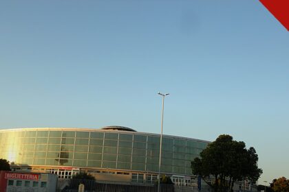 Villanova e Notre Dame jogam basquete em Roma, e a imagem mostra o Palazzo dello Sport, em Roma, arena dos jogos de abertura da temporada universitária