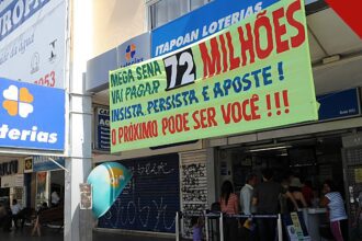 aposta de Mato Grosso leva prêmio recorde da Mega-Sena, e a imagem mostra a fachada de uma lotérica com faixa de prêmio da Mega-Sena, em foto de arquivo