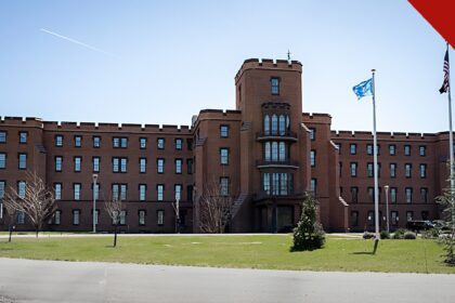 DHS investiga vazamento de dados de 40 mil funcionários, e a imagem mostra o prédio da sede do Departamento de Segurança Interna, em St. Elizabeths, Washington, em foto de arquivo