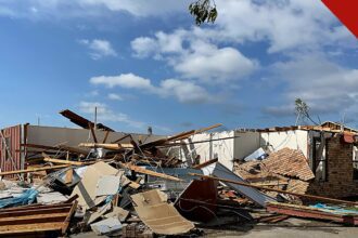 igreja no Arizona escapa de tornado raro, e a imagem mostra danos causados por um tornado em área residencial dos Estados Unidos, em foto ilustrativa de arquivo