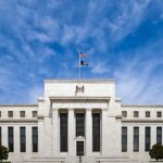 dólar recua a 534 após fala do presidente do Fed, e a imagem mostra o prédio do Federal Reserve, o banco central dos Estados Unidos, em Washington