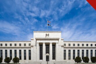 dólar recua a 534 após fala do presidente do Fed, e a imagem mostra o prédio do Federal Reserve, o banco central dos Estados Unidos, em Washington