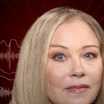 Christina Applegate não tem esclerose múltipla: retrato da atriz de cabelos loiros sobre fundo vermelho com ondas de áudio do podcast MeSsy