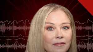 Christina Applegate não tem esclerose múltipla: retrato da atriz de cabelos loiros sobre fundo vermelho com ondas de áudio do podcast MeSsy