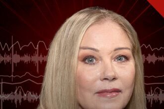Christina Applegate não tem esclerose múltipla: retrato da atriz de cabelos loiros sobre fundo vermelho com ondas de áudio do podcast MeSsy