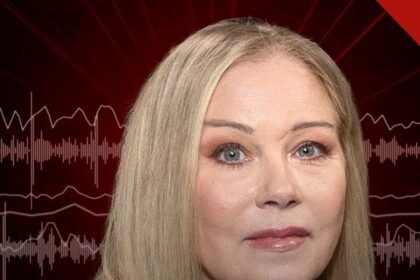 Christina Applegate não tem esclerose múltipla: retrato da atriz de cabelos loiros sobre fundo vermelho com ondas de áudio do podcast MeSsy
