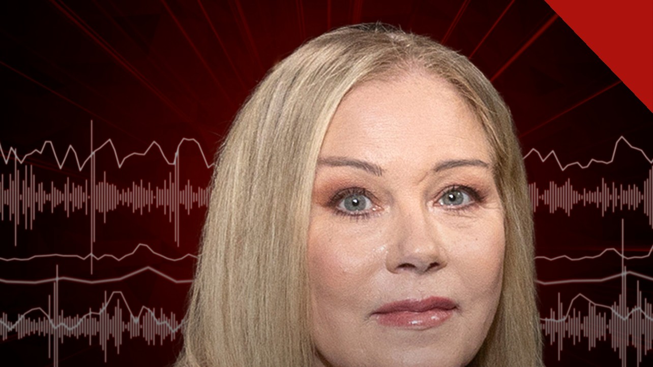 Christina Applegate não tem esclerose múltipla: retrato da atriz de cabelos loiros sobre fundo vermelho com ondas de áudio do podcast MeSsy