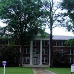 Ouachita Baptist exige declaração de fé de professores, e a imagem mostra o Cone-Bottoms Hall, prédio histórico da Ouachita Baptist University, em Arkadelphia, no Arkansas