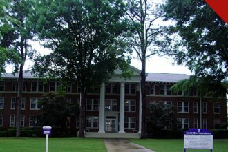 Ouachita Baptist exige declaração de fé de professores, e a imagem mostra o Cone-Bottoms Hall, prédio histórico da Ouachita Baptist University, em Arkadelphia, no Arkansas