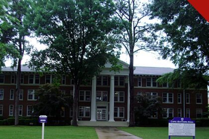 Ouachita Baptist exige declaração de fé de professores, e a imagem mostra o Cone-Bottoms Hall, prédio histórico da Ouachita Baptist University, em Arkadelphia, no Arkansas