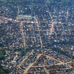 missionários entregam 750 Bíblias em áudio no Congo, e a imagem mostra uma vista de Bunia, cidade do leste da República Democrática do Congo onde vivem as famílias deslocadas atendidas