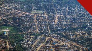 missionários entregam 750 Bíblias em áudio no Congo, e a imagem mostra uma vista de Bunia, cidade do leste da República Democrática do Congo onde vivem as famílias deslocadas atendidas
