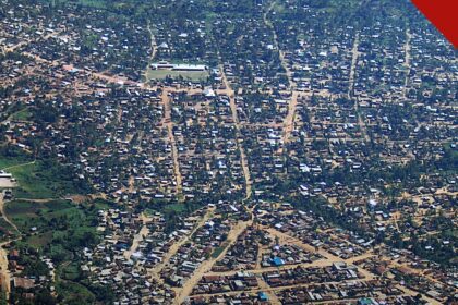 missionários entregam 750 Bíblias em áudio no Congo, e a imagem mostra uma vista de Bunia, cidade do leste da República Democrática do Congo onde vivem as famílias deslocadas atendidas
