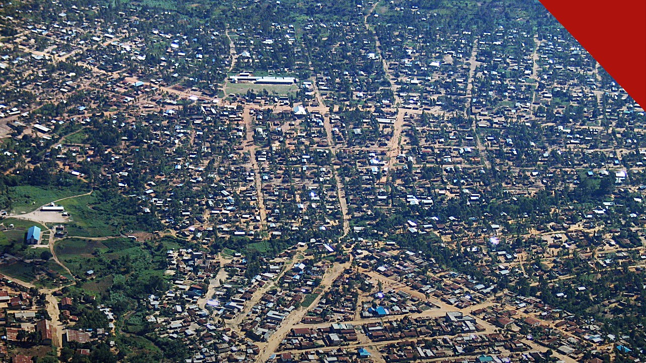 missionários entregam 750 Bíblias em áudio no Congo, e a imagem mostra uma vista de Bunia, cidade do leste da República Democrática do Congo onde vivem as famílias deslocadas atendidas