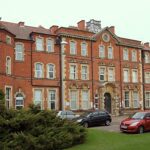 grupo cristão pede revisão de política de gênero do Reino Unido, e a imagem mostra o Hospital Geral de Leicester, na Inglaterra, parte do sistema público de saúde britânico, o NHS