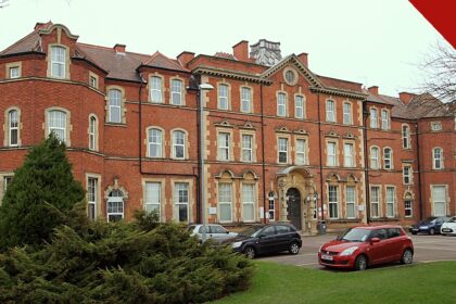 grupo cristão pede revisão de política de gênero do Reino Unido, e a imagem mostra o Hospital Geral de Leicester, na Inglaterra, parte do sistema público de saúde britânico, o NHS