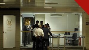 PF apura lavagem de dinheiro para pastor no Rio, e a imagem mostra agentes durante ação da Polícia Federal em uma repartição pública, em foto de arquivo