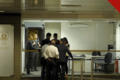 PF apura lavagem de dinheiro para pastor no Rio, e a imagem mostra agentes durante ação da Polícia Federal em uma repartição pública, em foto de arquivo