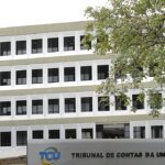 PF prende presidente do Tribunal de Contas de MT, e a imagem mostra a fachada de um tribunal de contas no Brasil, com placa institucional em primeiro plano, em foto de arquivo
